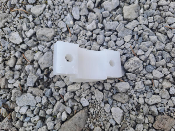 Držiak plast. na hrabačku/obracačku 13,8x43mm 1